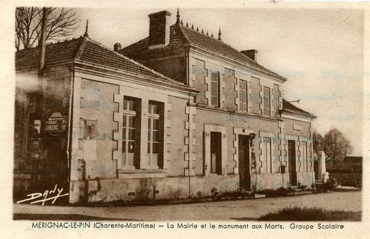Carte postale : La Mairie et le monument aux morts