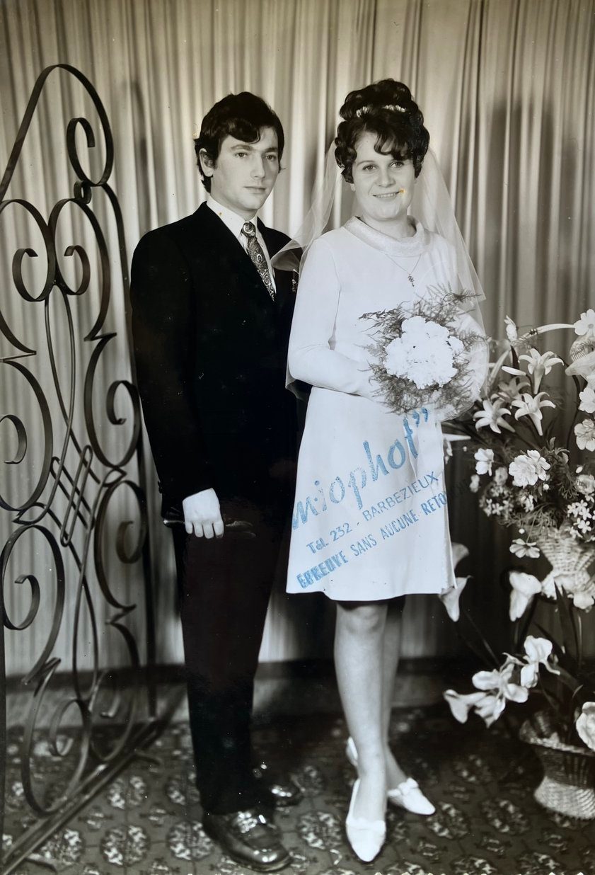 Photographie de mariage en noir et blanc : Christianne et Marc posent côte à côte