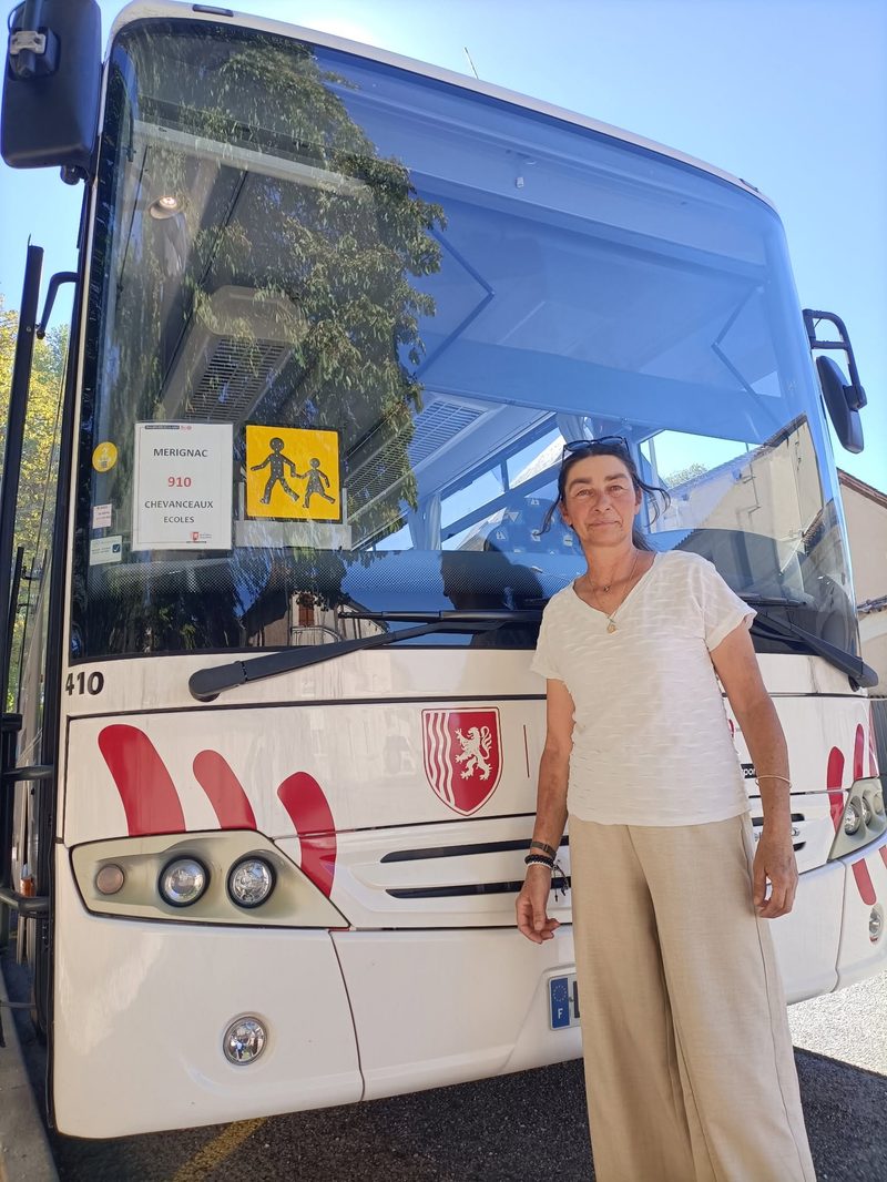 Ingrid debout devant le car scolaire Mérignac – Chevanceaux