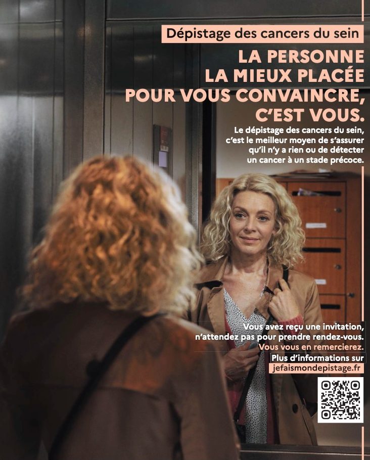 Affiche de la campagne de dépistage des cancers du sein : une femme se regarde dans le miroir d'un ascenseur. Texte : « La personne la mieux placée pour vous convaincre, c'est vous. »